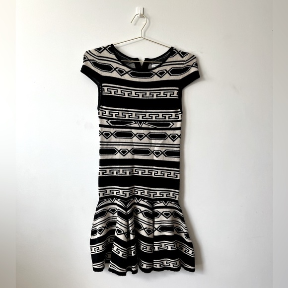 NWT alice + olivia Black & White pattern short sleeve mini dress - Picture 3 of 5